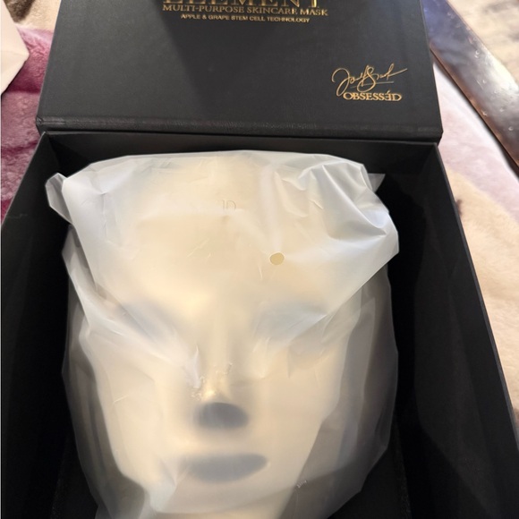Predire Gold LED Facial Mask - Picture 5 of 6